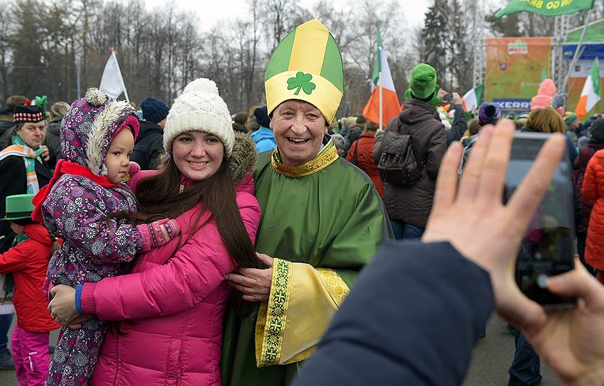 «Это большой семейный праздник. В этот день тысячи москвичей наряжаются в праздничные костюмы и устраивают веселое шествие. Благодаря веселым музыкантам и артистам уличных театров праздник ежегодно превращается в настоящий дублинский карнавал»,— считают организаторы мероприятия