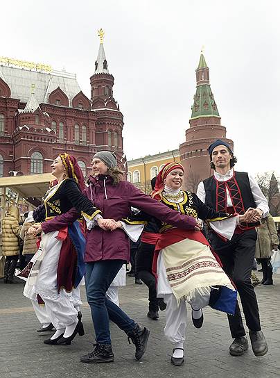 На Манежной площади можно будет поиграть в традиционные народные игры и станцевать народные танцы