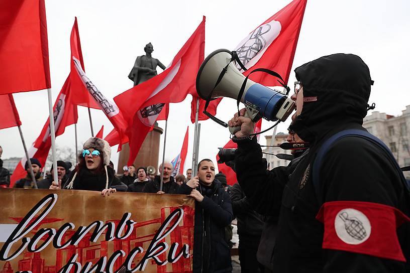 Митинг на Суворовской площади
