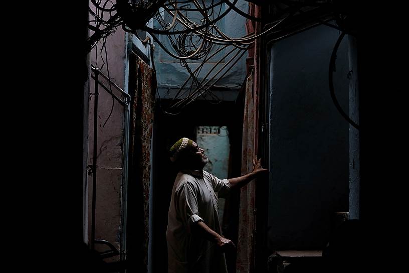 Дели, Индия. Мусульманский мужчина в переулке старого квартала