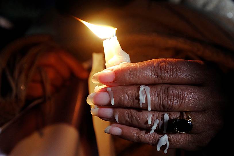 Исламабад, Пакистан. Женщина держит горящую свечу на акции в память о жертвах теракта в новозеландском Крайстчерче