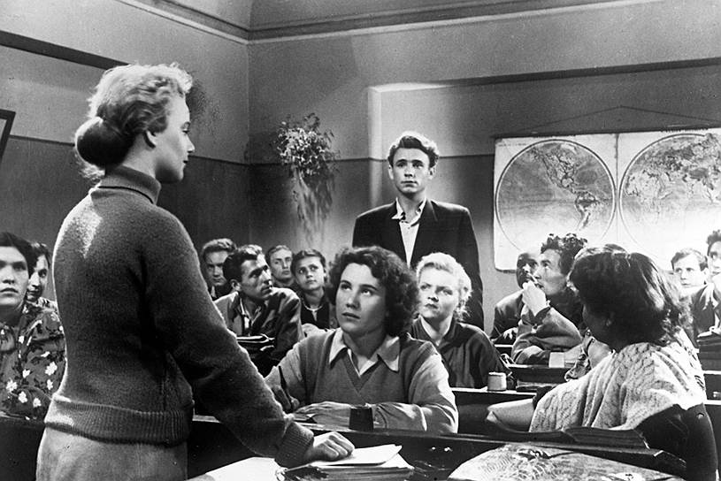 В 1956 году вышел полнометражный режиссерский дебют Марлена Хуциева — фильм «Весна на Заречной улице» (кадр на фото), снятый в соавторстве с Феликом Миронером. В 1958 году первой самостоятельной картиной режиссера стала мелодрама «Два Федора»