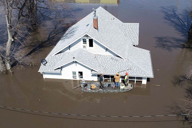 Гленвуд, США. Затопленный дом во время наводнения на реке Миссури