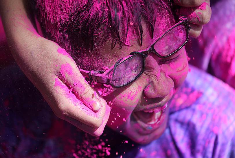 Мумбай, Индия. Дети-инвалиды посыпают друг друга цветным порошком во время праздника