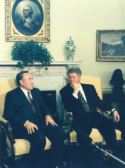 29 апреля 1995 года по итогам референдума полномочия Нурсултана Назарбаева были продлены до 2000 года. 7 октября 1998 года парламент внес в основной закон ряд поправок, в связи с чем было принято решение о проведении внеочередных президентских выборов. 10 января 1999 года господин Назарбаев вновь был избран главой государства (79,78% голосов). Переизбирался 4 декабря 2005 года (91,15%)&lt;br>
На фото: с экс-президентом США Биллом Клинтоном