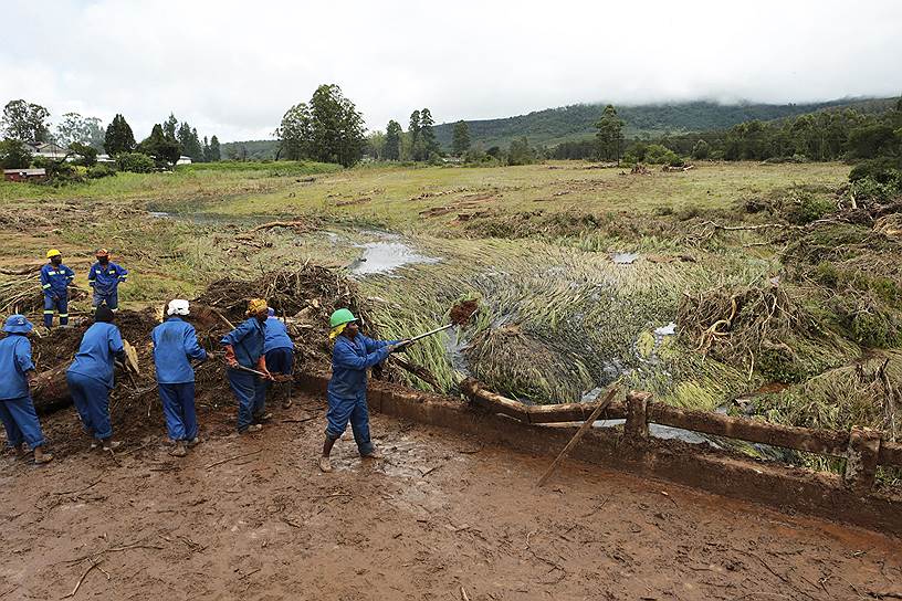 Женщины очищают мост от грязи и мусора в Чиманимани, Зимбабве