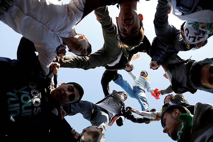 Диярбакыр, Турция. Местные жители во время весеннего праздника Навруз
