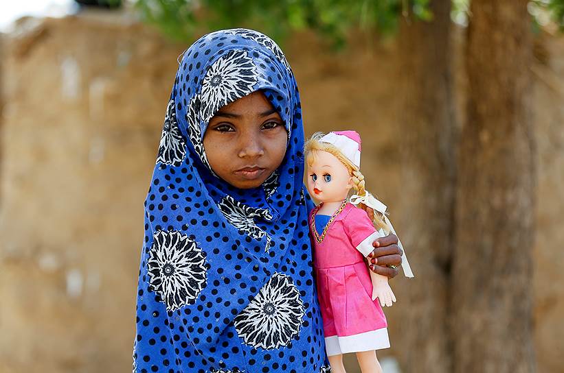 Аль-Джараиб, Йемен. 10-летняя девочка с куклой, страдающая от недоедания и гепатита, вызванного зараженной водой