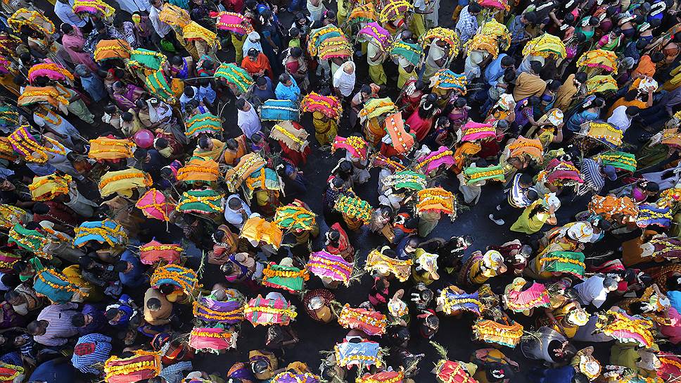 Ахмедабад, Индия. Шествие во время религиозного праздника Пангуни Утирам, отмечаемого в честь индуистского бога Муруга