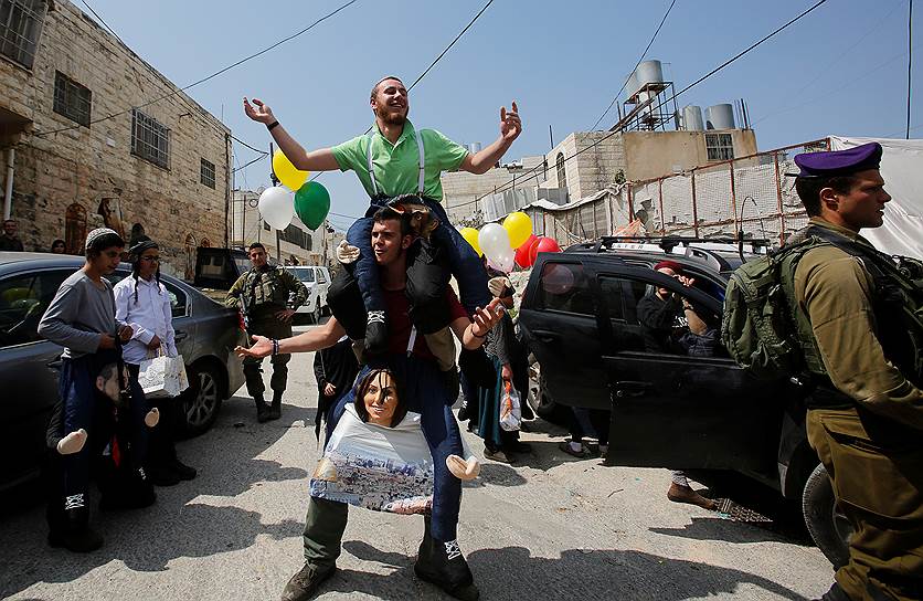 Хеврон, Палестина. Израильские поселенцы отмечают еврейский праздник Пурим