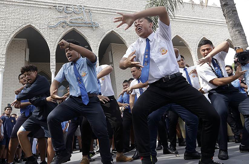 Сидней, Австралия. Ученики школы Punchbowl Boys исполняют традиционный танец маори в поддержку мусульман Новой Зеландии  