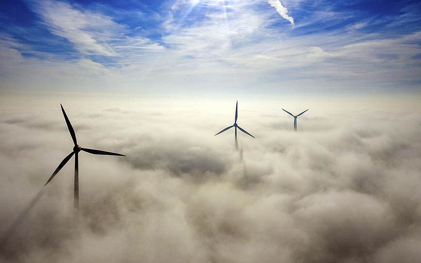 Альпен, Германия. Ветряные мельницы в утреннем тумане