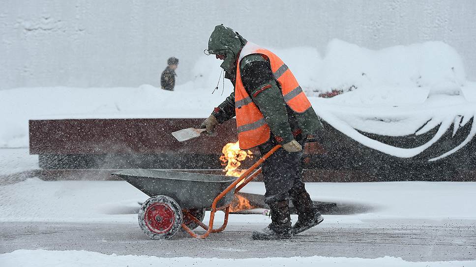 С какими противогололедными реагентами Москва пережила зиму