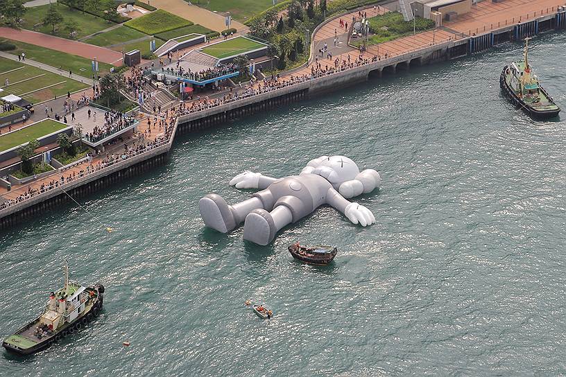 Гонконг. Гигантская надувная скульптура «Компаньон» американского художника Брайана Доннелли