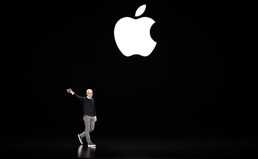CEO Apple Тим Кук приветствует собравшихся на презентации Apple