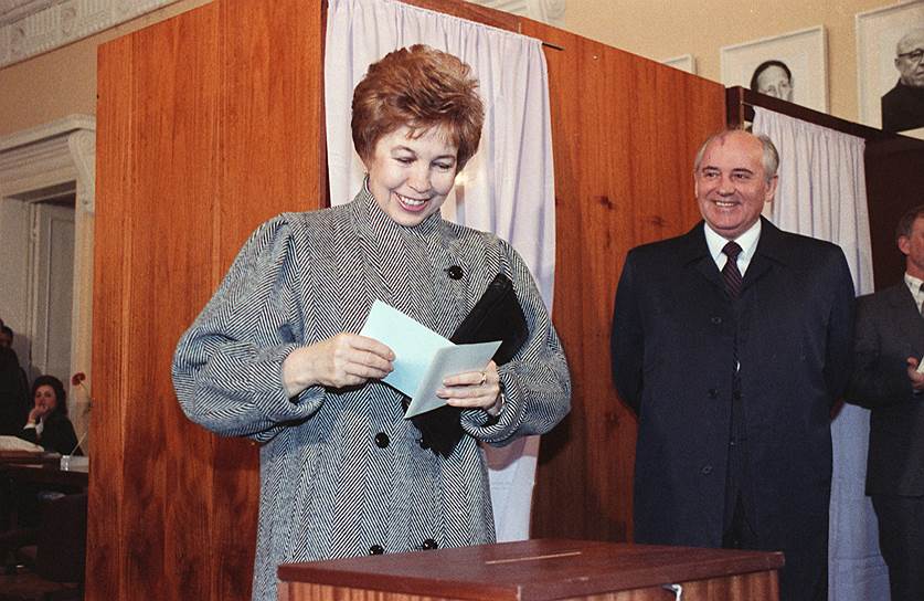 Генеральный секретарь ЦК КПСС Михаил Горбачев с женой Раисой в день голосования, 26 марта 1989 года