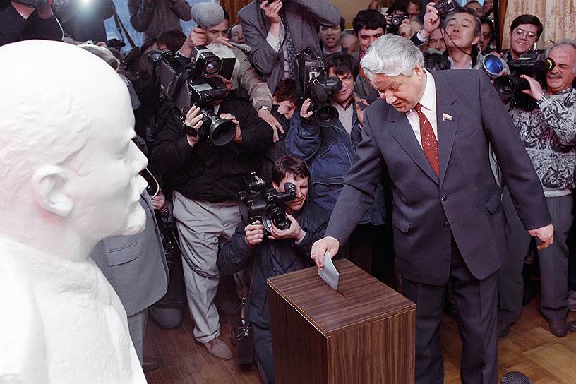 Борис Ельцин во время голосования в Москве