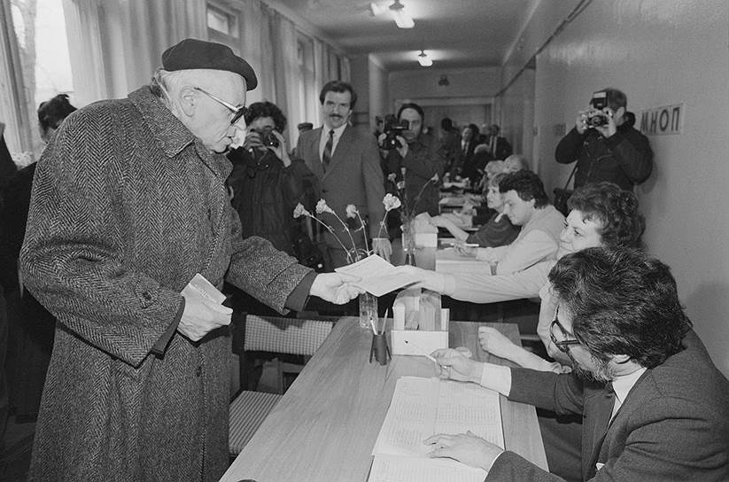 Академик Андрей Сахаров во время голосования