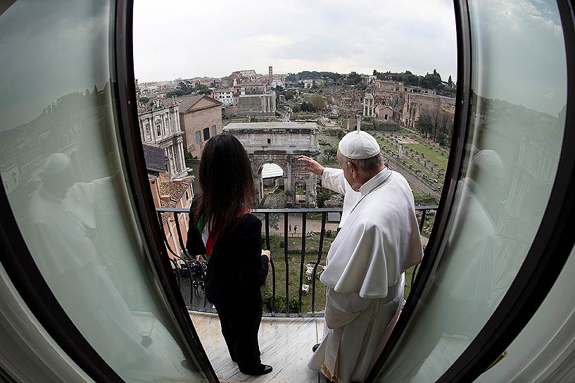 Рим, Италия. Встреча папы римского Франциска (справа) и мэра Рима Вирджинии Раджи 