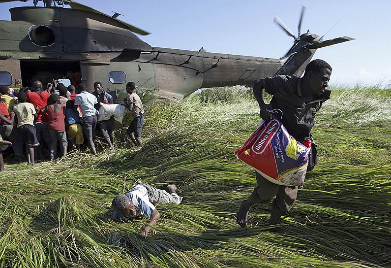 Ньяматанда, Мозамбик. Борьба за гуманитарную помощь в виде мешков риса, доставленную вертолетом ВВС ЮАР