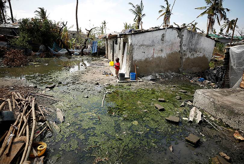 Бейра, Мозамбик. Ребенок стоит во дворе, затопленном после разрушительного циклона Идай