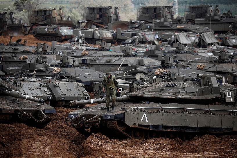 Израиль. Солдат на танке около границы с сектором Газа