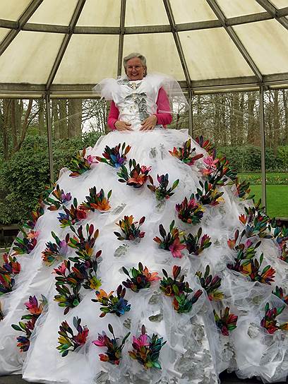 Свадебное платье, украшенное цветами, стало точкой притяжения для посетительниц парка всех возрастов
