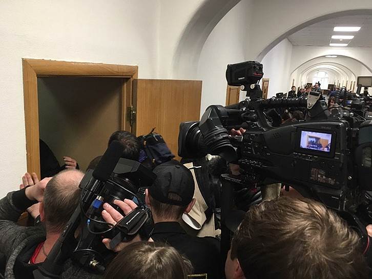 Корреспонденты пытаются заснять Михаила Абызова в клетке
