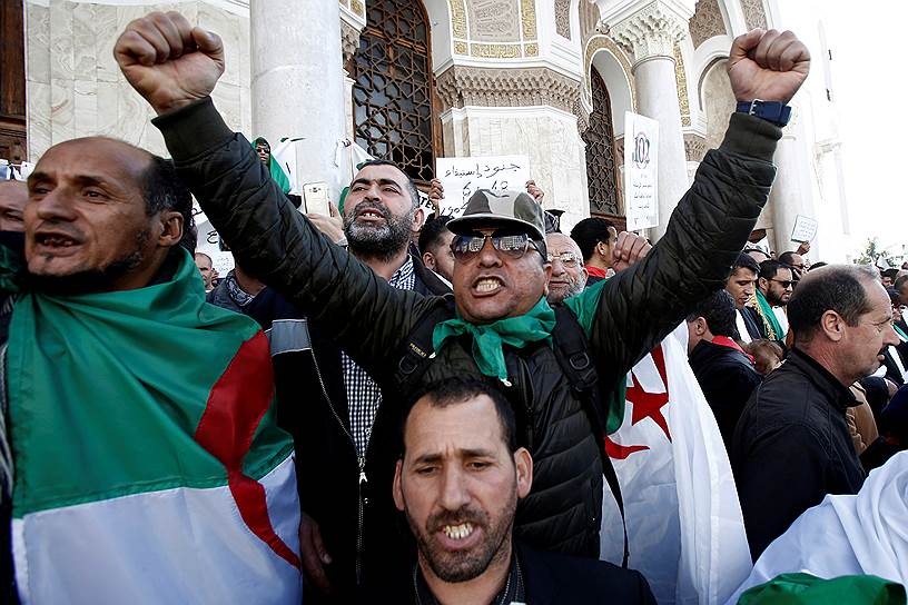 Алжир, Алжир. Военные ветераны требуют отставки президента Абдель-Азиза Бутефлики и изменений в политической системе