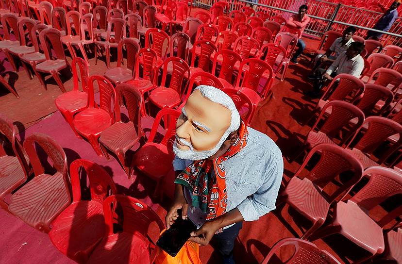 Мератх, Индия. Сторонник правящей в Индии «Бхаратия джаната парти» в маске премьер-министра Нарендры Моди во время его предвыборной кампании 