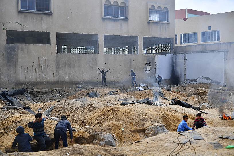 Газа, Палестина. Дети возле школы играют в игру «Арабы и евреи» 