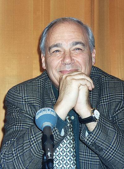 В начале 1990-х были изданы первые книги Владимира Познера: автобиографическое «Прощание с иллюзиями» и «Свидетель» о распаде СССР