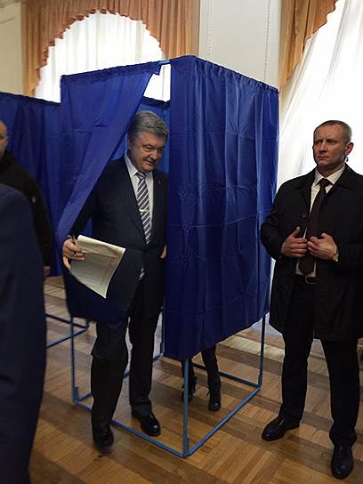 Кандидат в президенты Петр Порошенко (на фото слева) проголосовал на участке в киевском Доме офицеров 