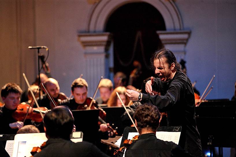 Дирижер Теодор Курентзис (справа) во время концерта на Дягилевском фестивале