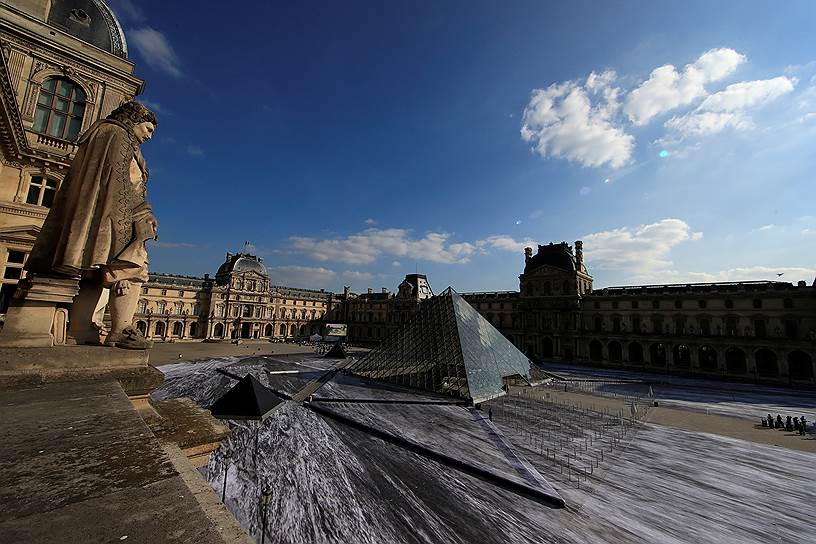 Париж, Франция. Инсталляция к 30-летию стеклянной пирамиды Лувра