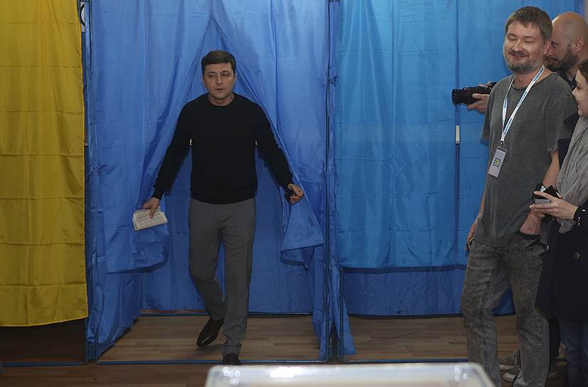 За три дня до начала голосования Украинский центр социальных и маркетинговых исследований «Социс» прогнозировал, что наибольшую долю голосов (24,6%) может получить актер и шоумен Владимир Зеленский (на фото)