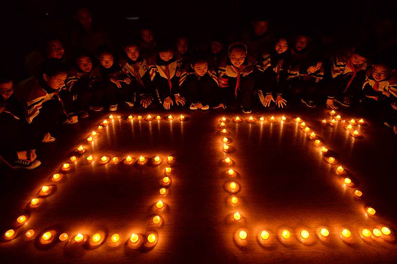 Ханьдань, Китай. Школьники отмечают «Час Земли»