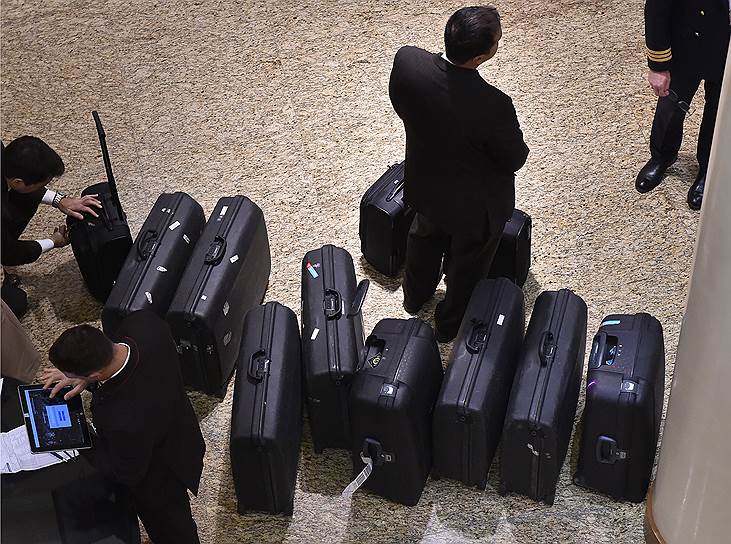6 марта, Москва. Мужчина с чемоданами в холле гостиницы