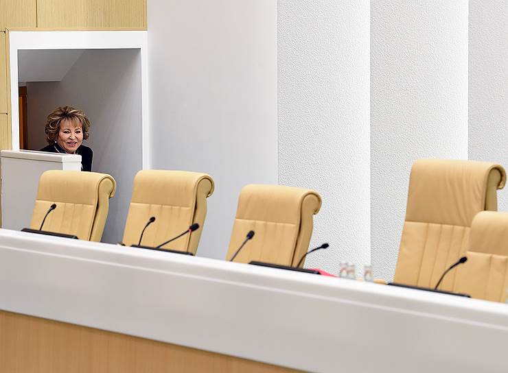 27 марта, Москва. Председатель Совета федерации России Валентина Матвиенко перед началом пленарного заседания