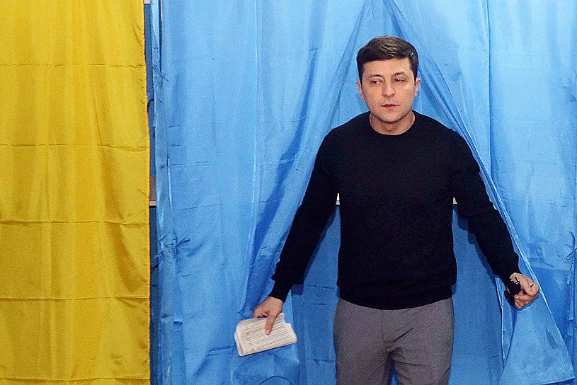 31 марта, Киев. Шоумен Владимир Зеленский во время голосования на выборах президента Украины