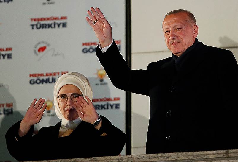 Реджеп Тайип Эрдоган выступает на балконе штаб-квартиры ПСР в Анкаре