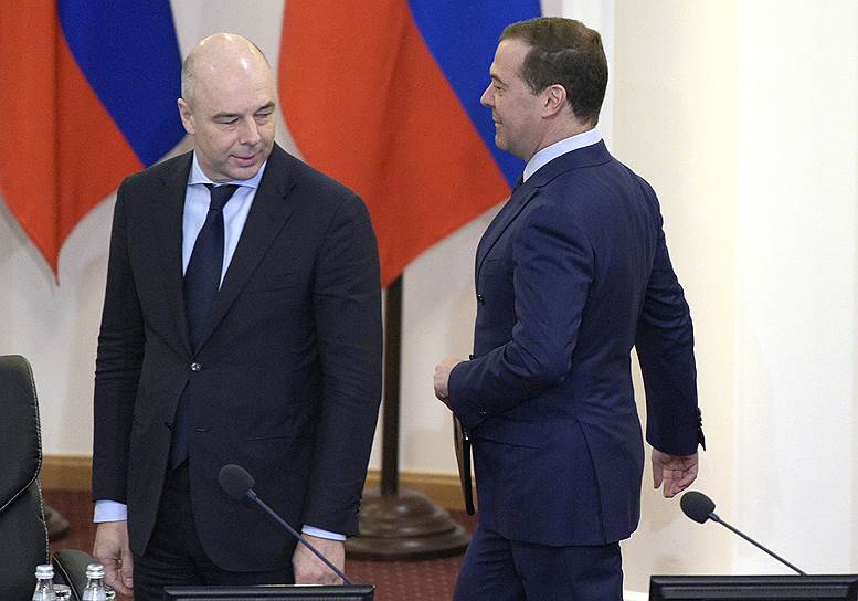 Министр финансов России Антон Силуанов (слева) и премьер-министр России Дмитрий Медведев