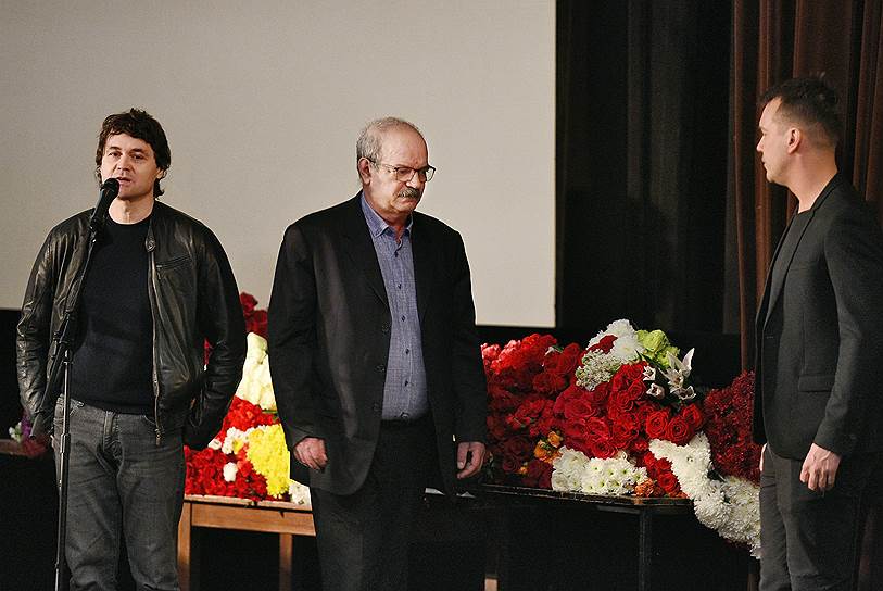 Журналист Шамиль Идиатуллин (слева) и бывший шеф-редактор “Ъ” Азер Мурсалиев (в центре)  