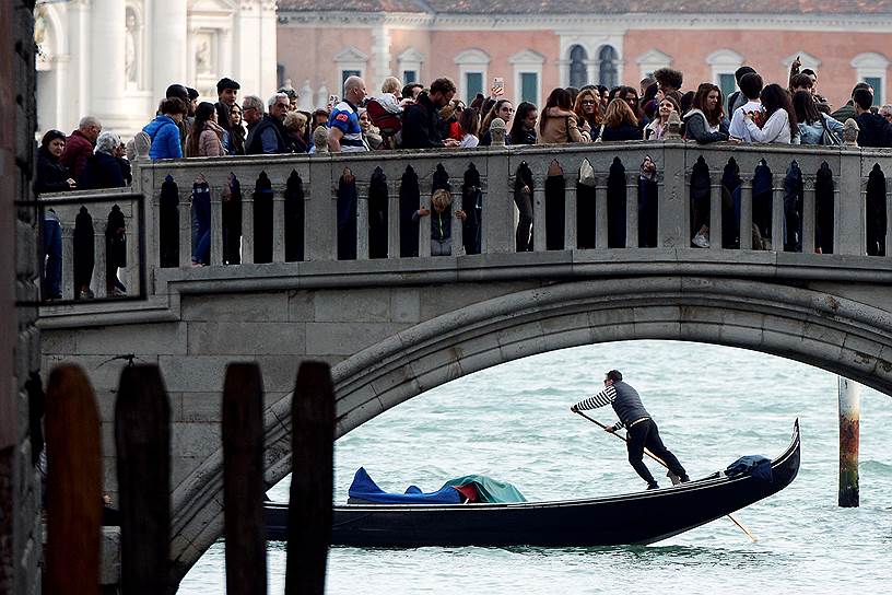 Венеция, Италия. Туристы переходят через мост