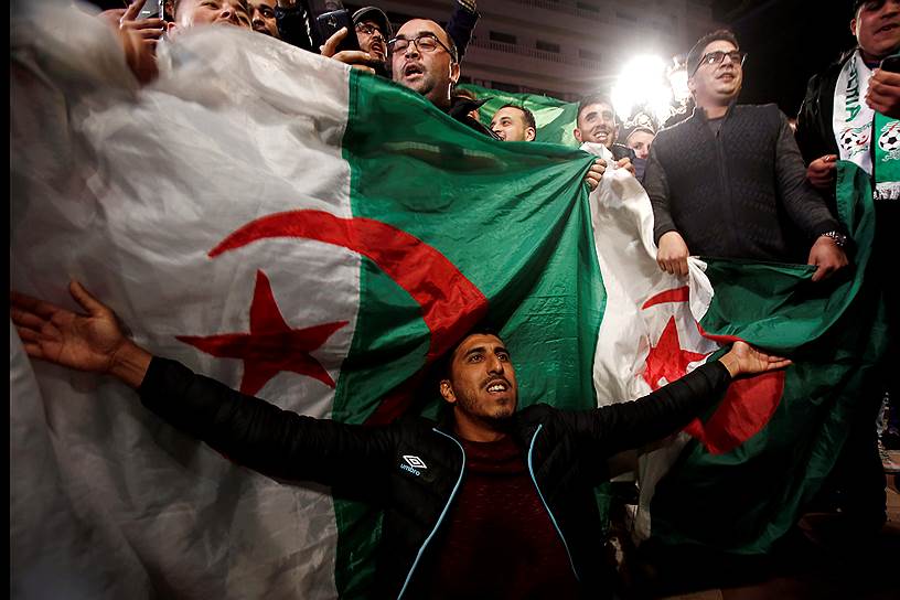 Алжир, Алжир. Местные жители празднуют отставку президента страны Абдель-Азиза Бутефлика