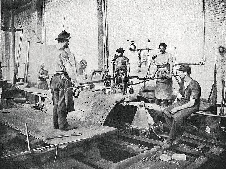 На заводе М. У. Болдуина в Филадельфии (на фото), как и на многих других американских предприятиях, русские рабочие зарабатывали в месяц столько же, сколько дома за год