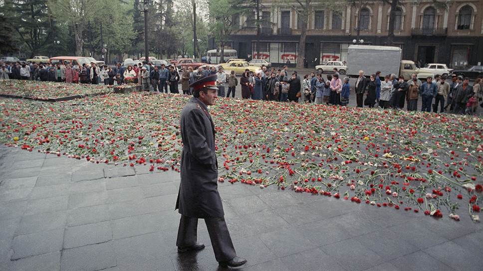 1989 год тбилиси. Тбилисские события 1989. Беспорядки в Тбилиси 1989. События в Тбилиси 9 апреля 1989 года. 9 Апреля 90 года Тбилиси.