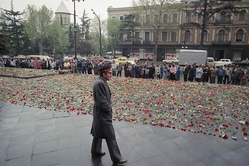 Цветы перед Домом правительства в Тбилиси, 15 апреля 1989 года