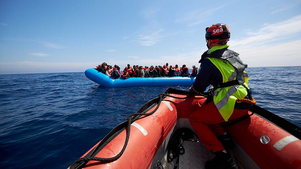 Средиземное море. Сотрудники немецкой благотворительной организации Sea-Eye спасают мигрантов