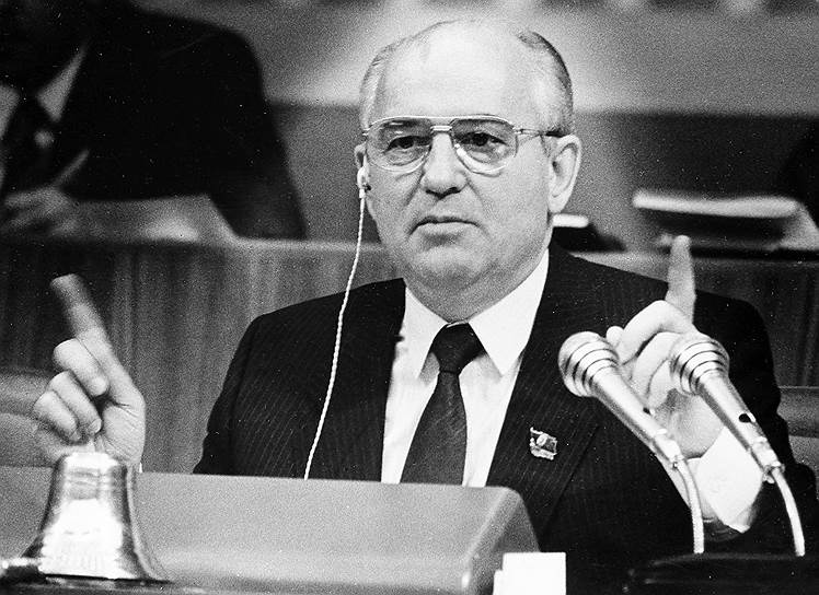 Генеральный секретарь ЦК КПСС Михаил Горбачев, 1990 год
